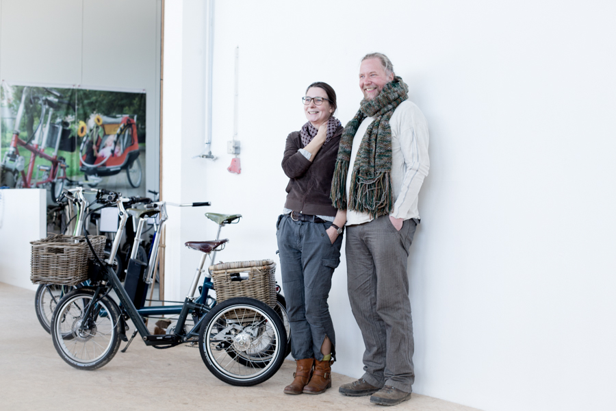 Bernds Bikes Geschäftsführerin Michale Buchholz und Gründer Thomas Bernds in Garage vor dem einem Bernds PickUp Dreirad